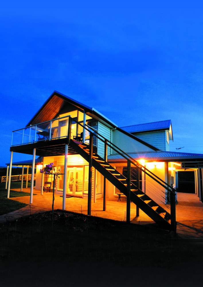 Logans Beach House and Apartments