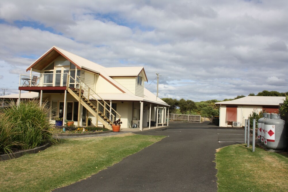 Logans Beach House and Apartments