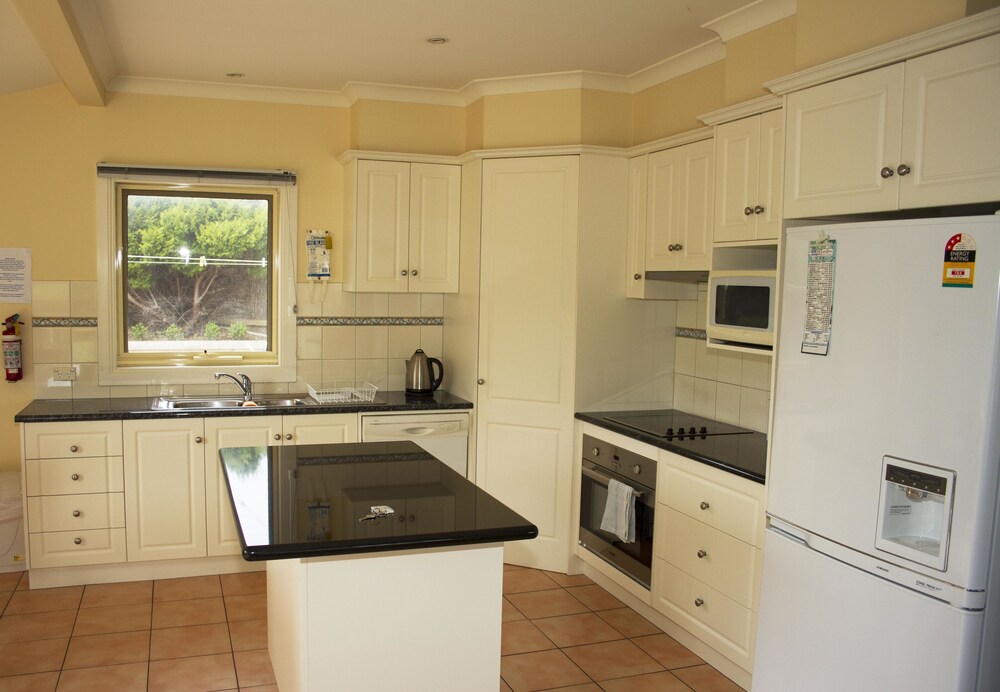 Logans Beach House and Apartments