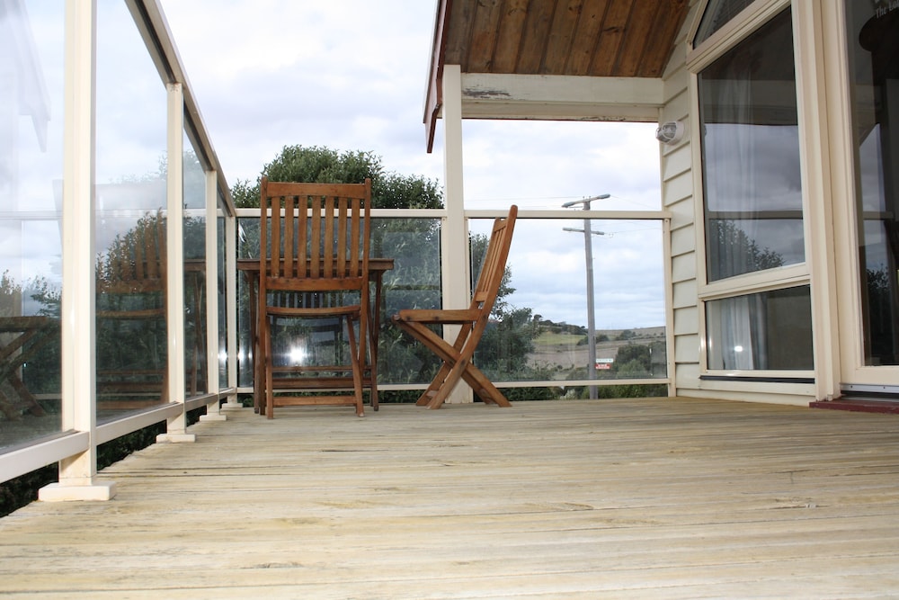 Logans Beach House and Apartments