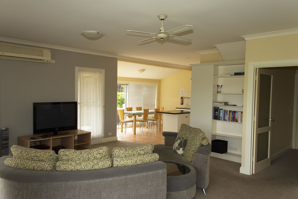Logans Beach House and Apartments