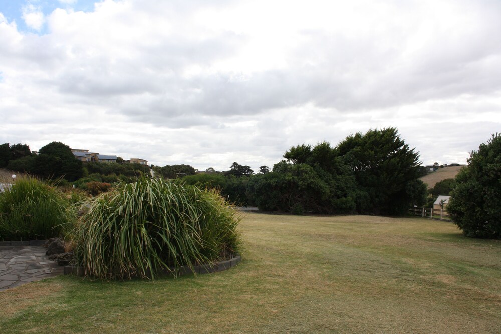 Logans Beach House and Apartments