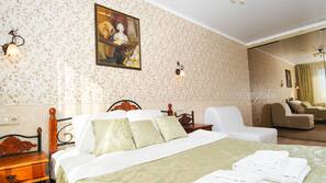 1 Schlafzimmer, hochwertige Bettwaren, Schreibtisch