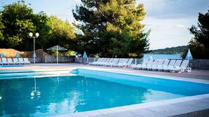 Piscine extérieure (ouverte en saison), parasols de plage