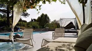 Piscine extérieure (ouverte en saison), parasols de plage