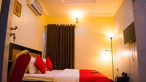 In-room safe, desk, soundproofing, free WiFi