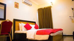 In-room safe, desk, soundproofing, free WiFi