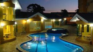 Piscina interna, 2 piscinas externas, espreguiçadeiras