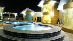 Piscina interna, 2 piscinas externas, espreguiçadeiras