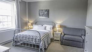 Premium bedding, desk, iron/ironing board, free WiFi