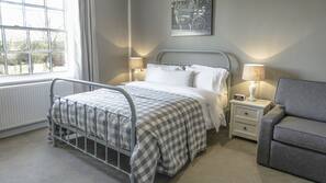 Premium bedding, desk, iron/ironing board, free WiFi