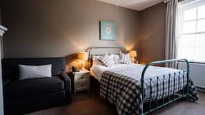 Premium bedding, desk, iron/ironing board, free WiFi