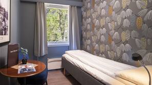 Safe på rommet, strykejern/-brett og babysenger (mot et tillegg)