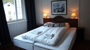 Safe på rommet, strykejern/-brett og babysenger (mot et tillegg)