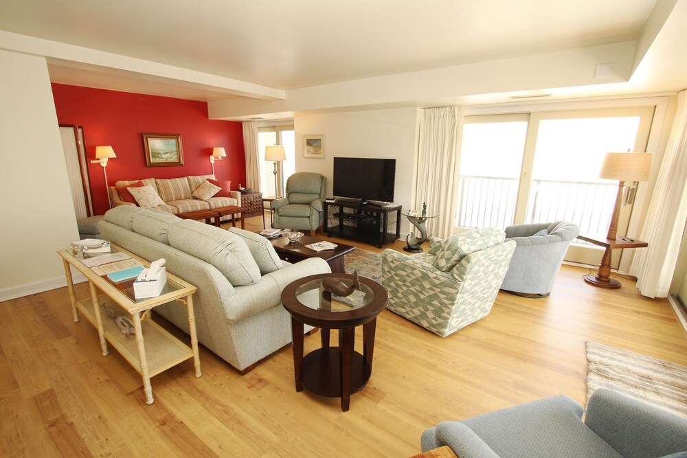 LINENS INCLUDED*!. OCEANFRONT /BOARDWALK BUILDING W/ ROOFTOP POOL