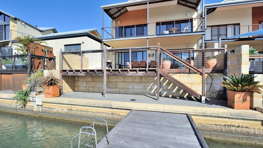 The Jetty Town House on the Canals – Includes Netflix and Stan