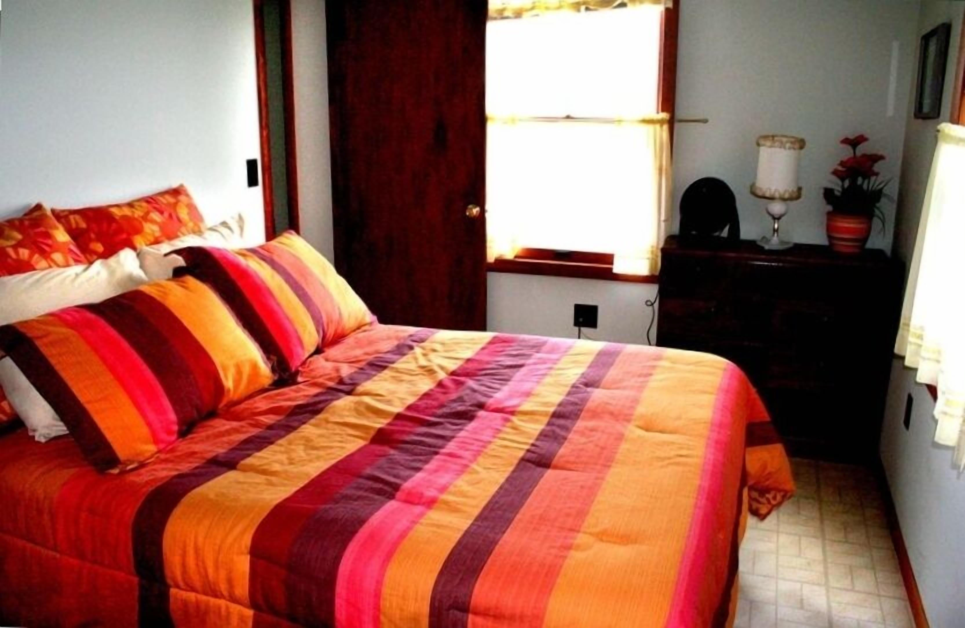 Lure Cottage, Right on the Beech. Palm Trees, Free Motor Boat in Wolcott, United States
