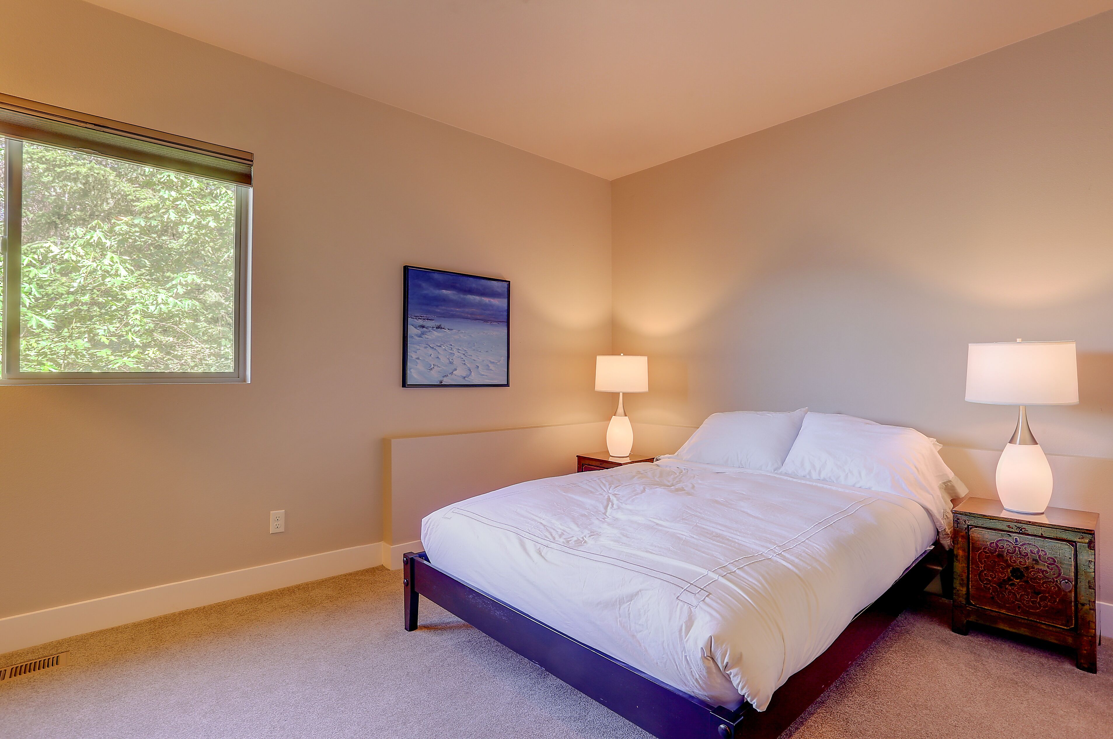 Views, Hot Tub, Walk To Downtown, Light & Open & Tranquil in Hood River, United States