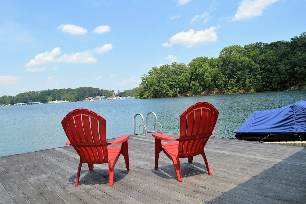 Comfortably Designed Lake Keowee Waterfront, Minutes to Clemson In