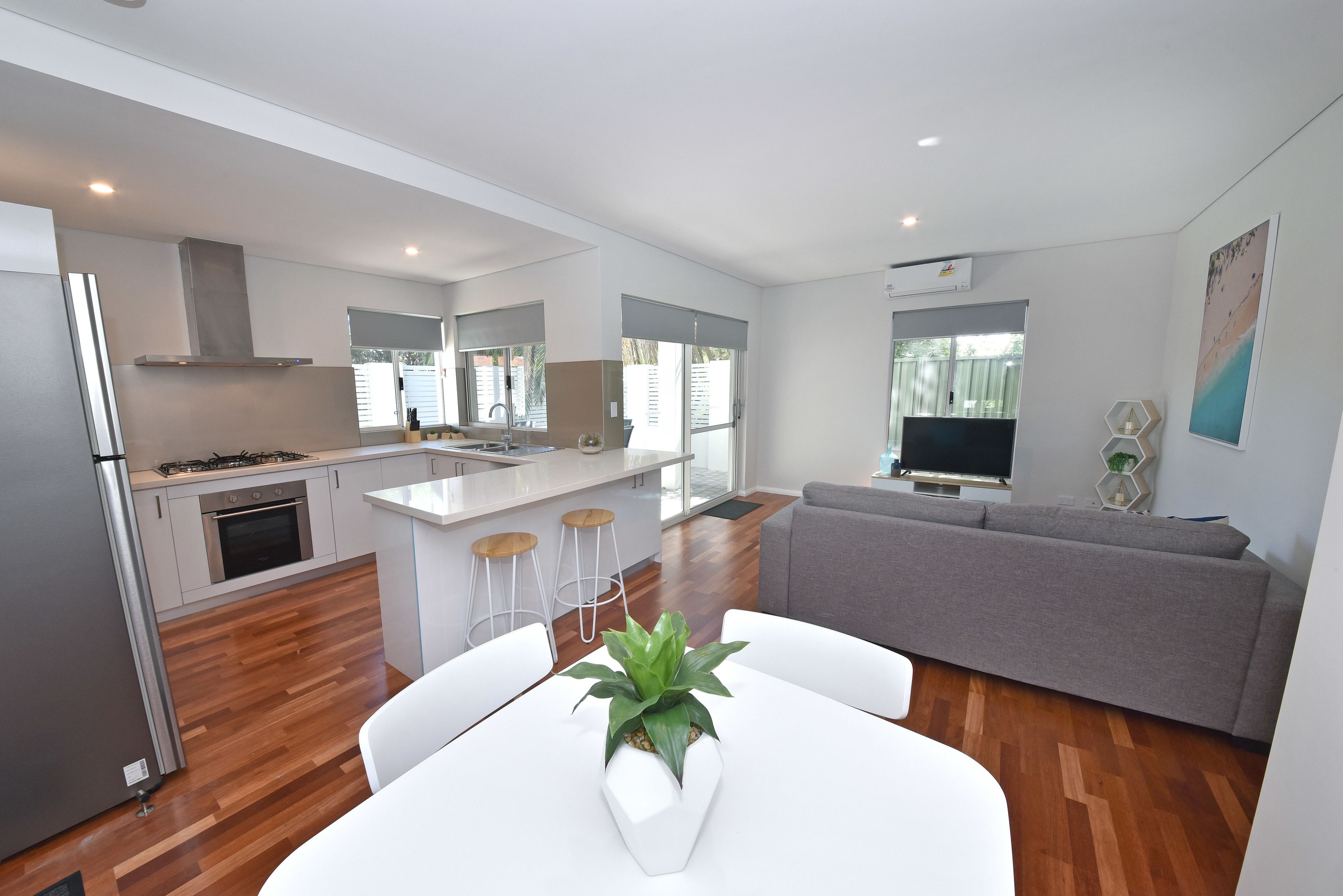 Stylish Apartment near Perth City 2210