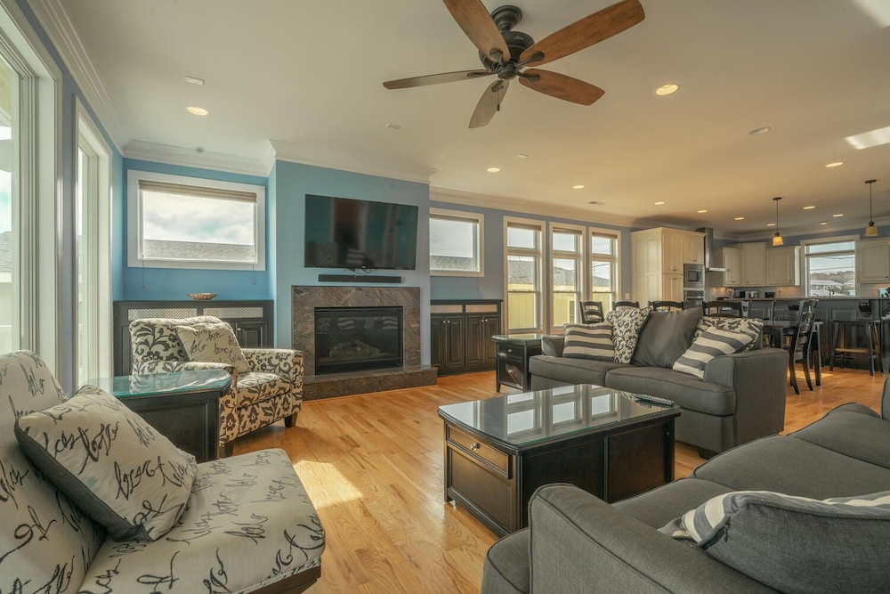 Big Bird - Gorgeous 7 Bedroom Oceanfront Home with a Private Pool, Private Walkw