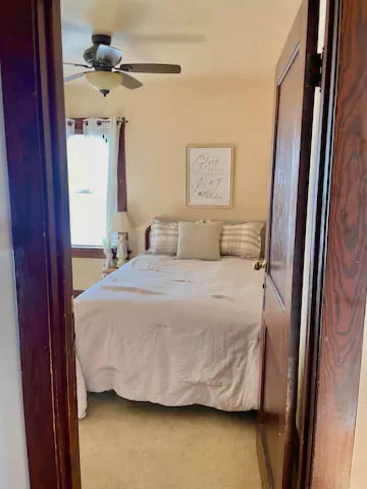 Cozy home near Lake Michigan. Easy drive to Green Bay, Door County