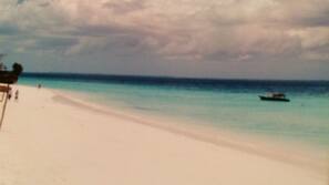 Ubicación cercana a la playa, buceo con tubo, vela y pesca