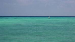 Ubicación cercana a la playa, buceo con tubo, vela y pesca