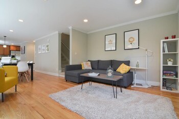 Seattle Vacation Home: Off The Wall