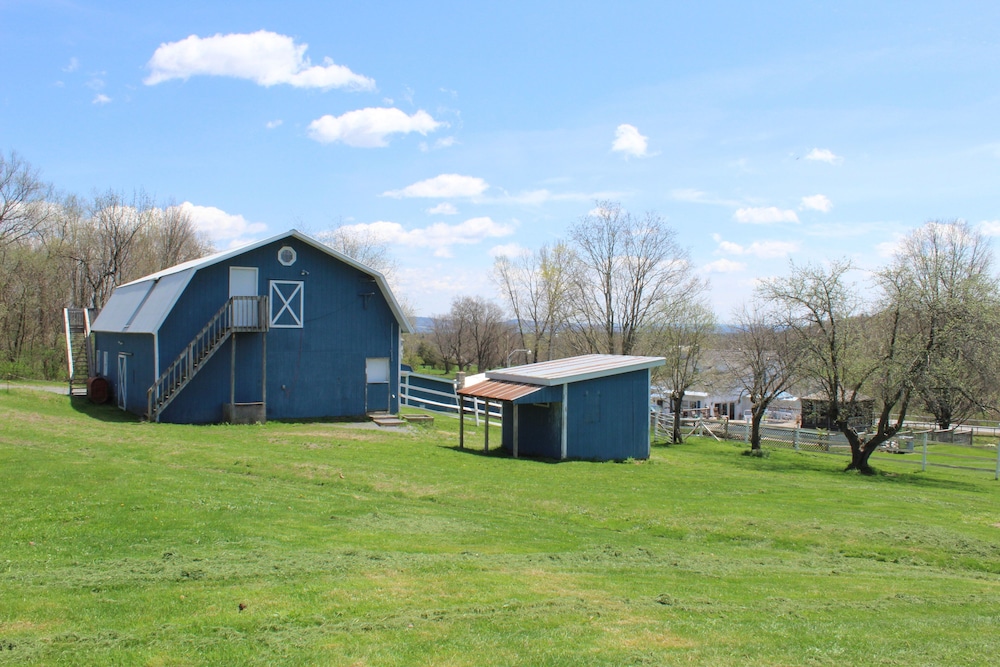 Cody Farms - Private spacious one bedroom apartment