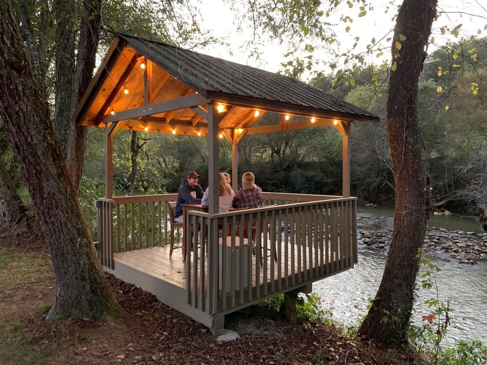 Nottely Riverfront Chalet, Starlink w/ Roku TV, Easy river access Cherokee County Vrbo