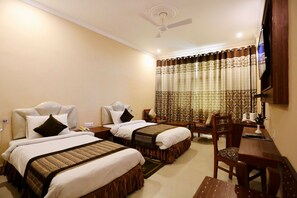 Deluxe Twin Room, 2 Twin Beds, Non Smoking, Garden View | Premium bedding, minibar, desk, soundproofing