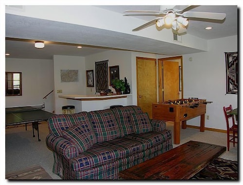 4 Bedroom Lodge, Views, Easy Paved Access, Game Room, Wood Fireplace, WIFI