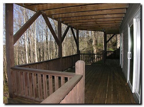 4 Bedroom Lodge, Views, Easy Paved Access, Game Room, Wood Fireplace, WIFI