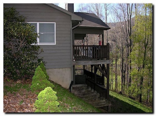 4 Bedroom Lodge, Views, Easy Paved Access, Game Room, Wood Fireplace, WIFI