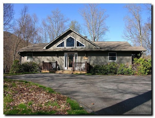 4 Bedroom Lodge, Views, Easy Paved Access, Game Room, Wood Fireplace, WIFI