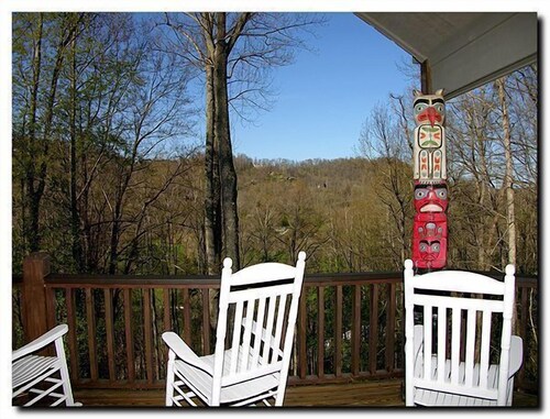 4 Bedroom Lodge, Views, Easy Paved Access, Game Room, Wood Fireplace, WIFI