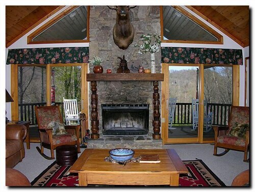 4 Bedroom Lodge, Views, Easy Paved Access, Game Room, Wood Fireplace, WIFI