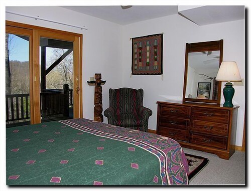 4 Bedroom Lodge, Views, Easy Paved Access, Game Room, Wood Fireplace, WIFI