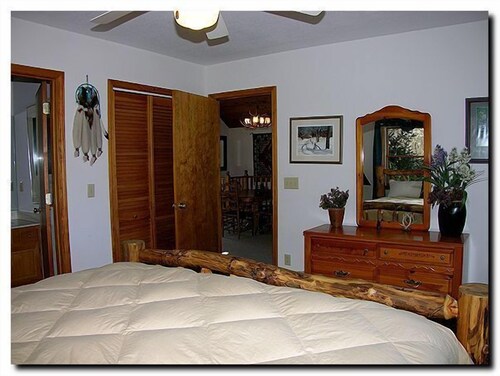 4 Bedroom Lodge, Views, Easy Paved Access, Game Room, Wood Fireplace, WIFI