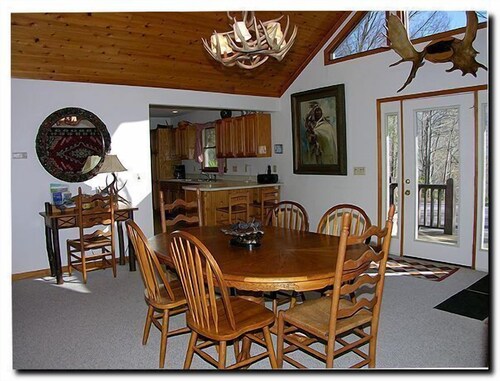 4 Bedroom Lodge, Views, Easy Paved Access, Game Room, Wood Fireplace, WIFI