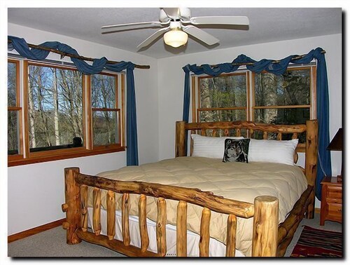 4 Bedroom Lodge, Views, Easy Paved Access, Game Room, Wood Fireplace, WIFI