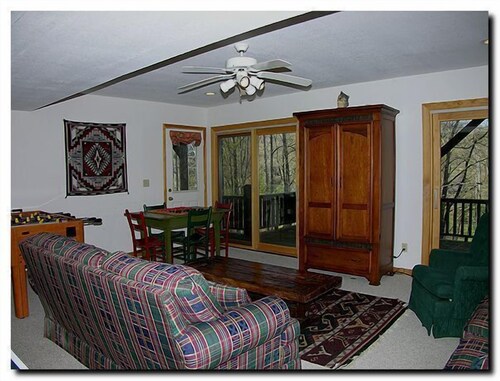 4 Bedroom Lodge, Views, Easy Paved Access, Game Room, Wood Fireplace, WIFI