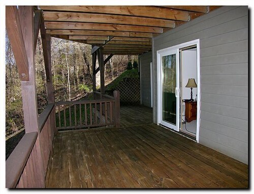 4 Bedroom Lodge, Views, Easy Paved Access, Game Room, Wood Fireplace, WIFI