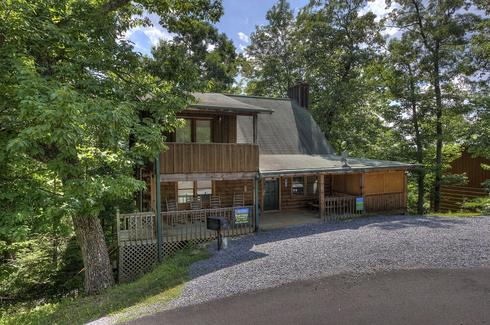 2 Bedroom Cabin Located Close To Gatlinburg And Pigeon Forge With