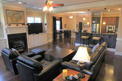 Check Expedia for Availability of Atlanta Manta - Luxurious 4BR Sleeps 11