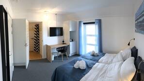 Minibar, safe på rommet, skrivebord og blendingsgardiner