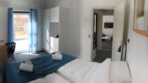 Minibar, safe på rommet, skrivebord og blendingsgardiner