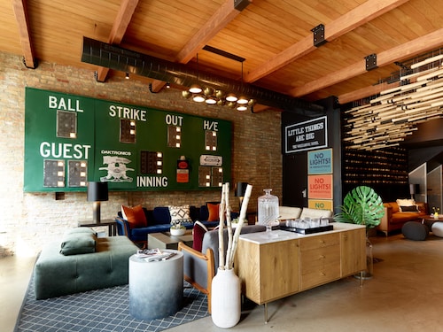 Hotels Near Wrigley Field Chicago Find Cheap 41 Hotel Deals