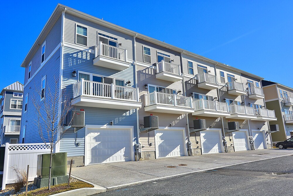 Brand New! 4- Br Bayside Townhome With Water View, 2 Blocks To Beach, Free WiFi